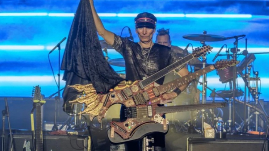 American guitarist Steve Vai steals Inviolate World Tour show in HCM City